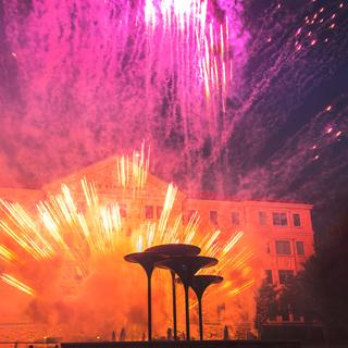 Fireworks fill 的 sky over TCU Frog Fountain